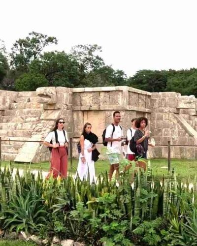 Friends_Chichen_Itza-qnmsvmat6nam9lkli5ut6uqvglloynexsp4b6q6xzc