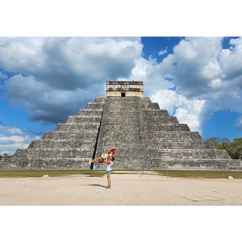 Chichen-itza-Young-Couple