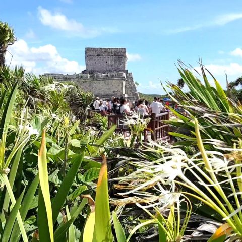 El-Castillo-Tulum-Overlooking-Ocean