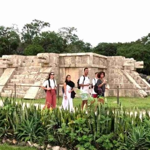 Friends_Chichen_Itza-qnmsvmat6nam9lkli5ut6uqvglloynexsp4b6q6xzc