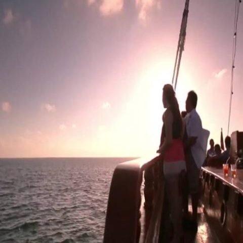 Romantic_Cruise_Sunset_Couple-1-qegbhifvtciu5038chowkep77jvz1xuwiaj3jjxdvs