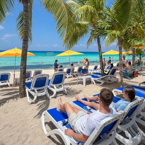 kuza-day-pass-cozumel-beach-loungers