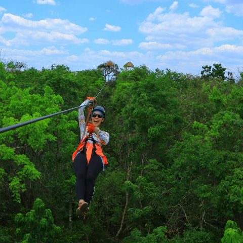 zipline-extreme-canopy-woman-smiling